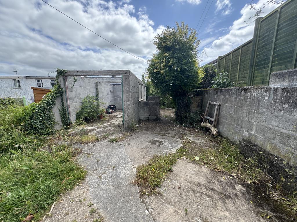 Lot: 166 - END-TERRACE HOUSE FOR IMPROVEMENT - Garage